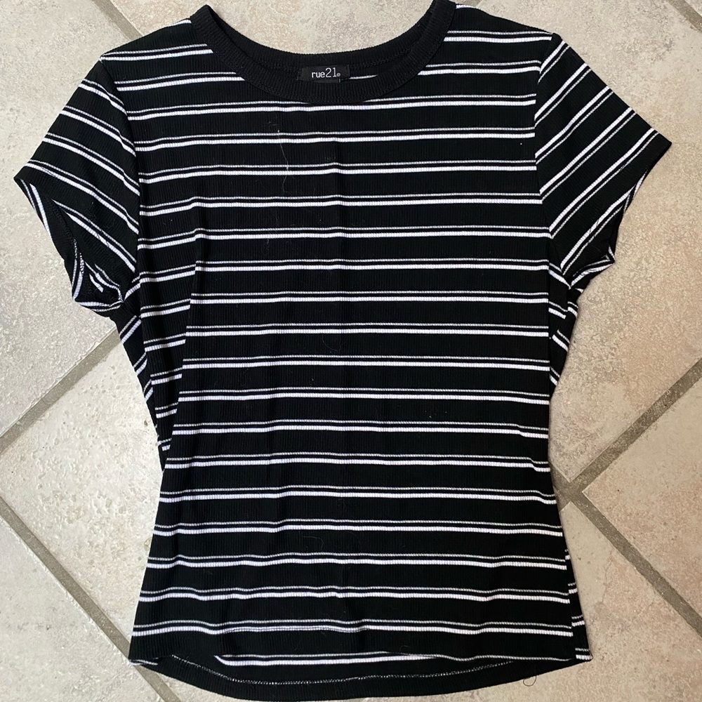 Black and white rue 21 shirt